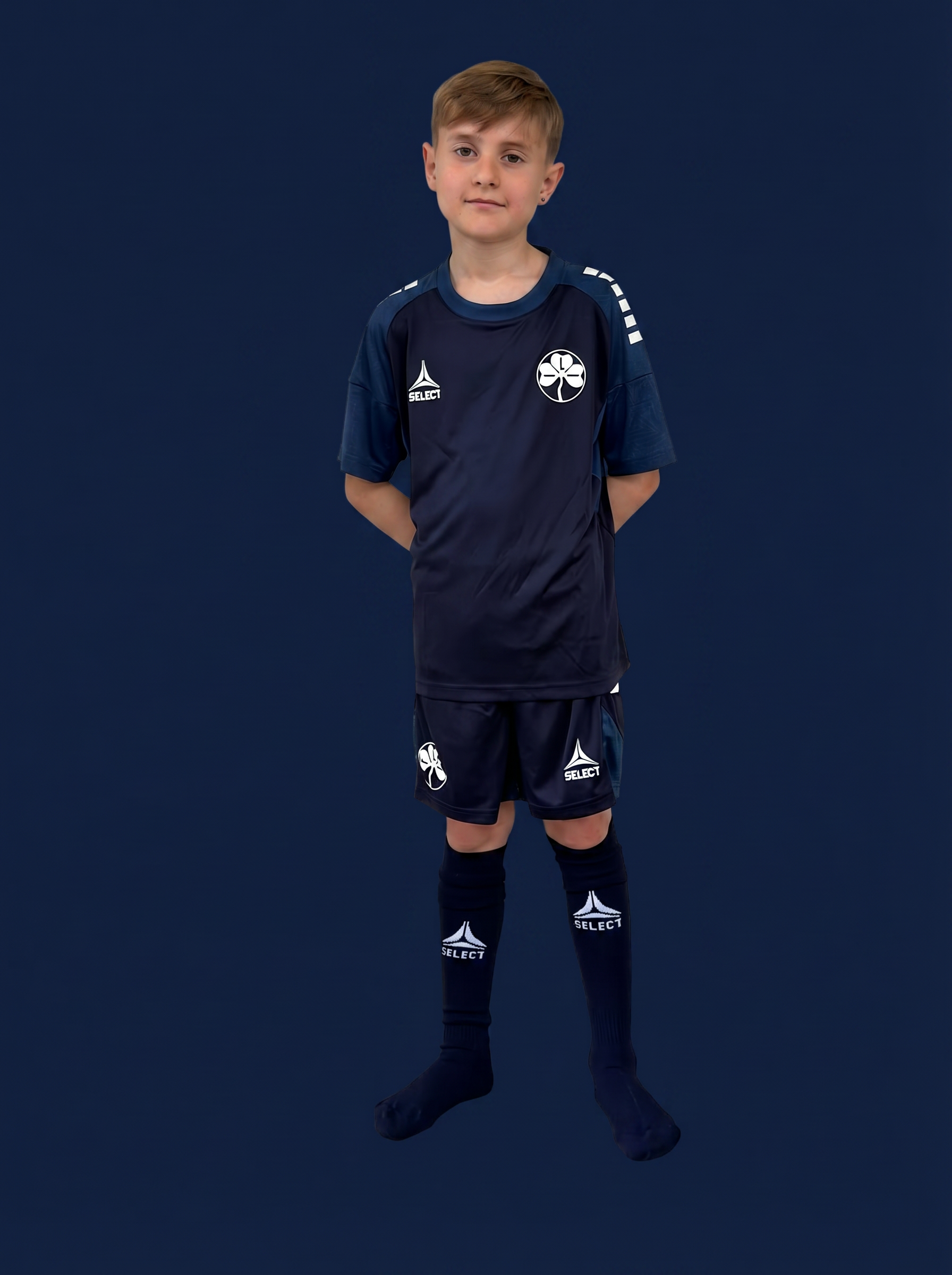 Dreng i FLI T-shirt og shorts